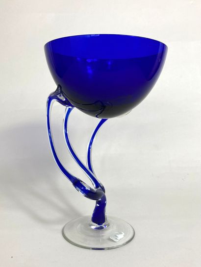 null Large cup on twisted pedestal in translucent and midnight blue glass of Venice.
Circular...