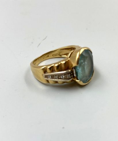 null Ring in 18k yellow gold set with an oval aquamarine. PB : 7,30gr. TDD 52