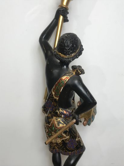 null Porte-torchère en bois sculpté polychrome représentant un maure tenant dans...