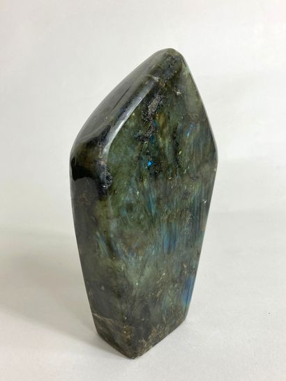 null Labradorite of trapezoidal form with grey-blue reflections. 
Height: 17 cm....