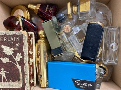 null Important lot de flacons de parfum, la plupart vides, dont Jean PATOU, GUERLAIN,...