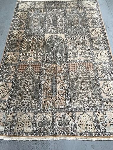 null Fine silk cashmere
India, About 1970
Size : 189 x 129 cm
Silk velvet carpet...