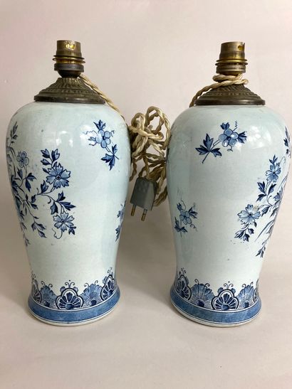 null Pair of vases mounted in lamp, in the Delft taste. 
Height : 30 cm. 30 cm h...