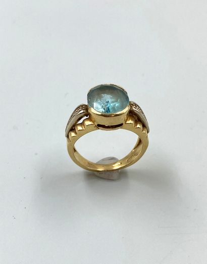 null Ring in 18k yellow gold set with an oval aquamarine. PB : 7,30gr. TDD 52