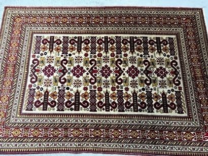 null Perepedil
Caucasus, About 1965/70
Size : 220 x 160 cm
Wool velvet carpet on...