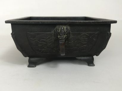 null CHINA, circa 1900
Patinated bronze incense burner of rectangular section with...