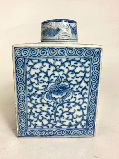 null Pot couvert en porcelaine bleu blanc de section rectangulaire
Chine, XXè siècle...