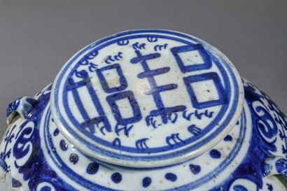 null CHINE , XIXè siècle
Grande verseuse couverte en grès émaillé blanc bleu. Décor...