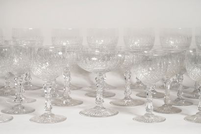 null BACCARAT 
Suite de 46 verres en cristal comprenant : 
12 coupes à champagne,...