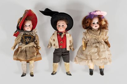 null Lot comprenant : 
- Couple de petites poupées provinciales avec têtes en biscuit...