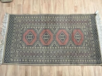 null Moultane
Pakistan, About 1970
Dimensions : 120 x 65 cm approx.
Woolen velvet...