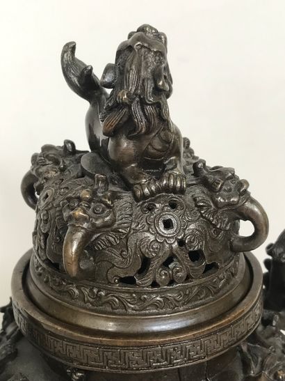 CHINE, XIXe siècle
Brûle-parfum en bronze....