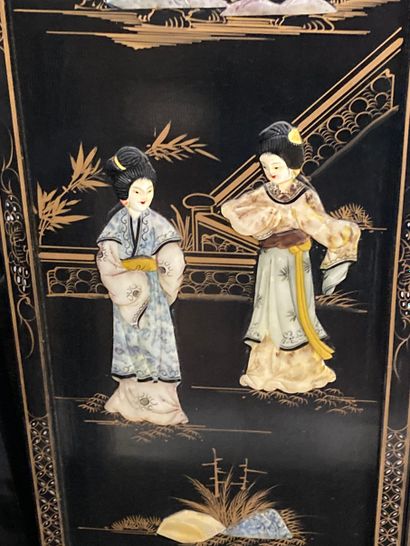 null JAPON, XXème siècle
Lot de quatre panneaux en bois peint et incrustations en...