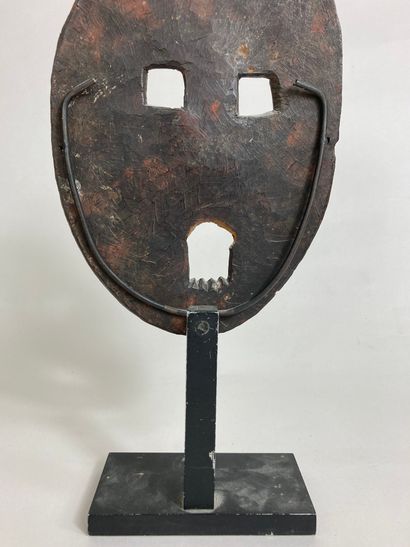 null African mask in patinated wood. Plinth. 
Height: 20,5 cm. 
(Accidents)