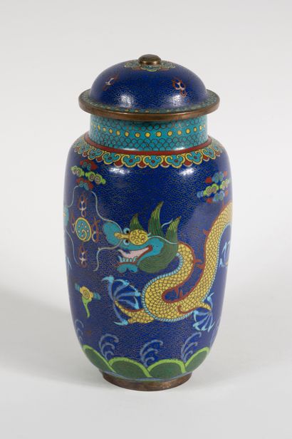null CHINA, 20th century 
Covered pot in polychrome cloisonné enamel with dragon...