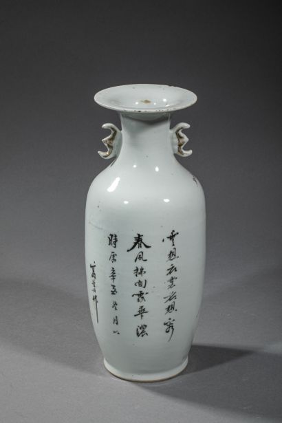 null CHINE, XXè siècle. 
Vase balustre en porcelaine émaillée polychrome à décor...