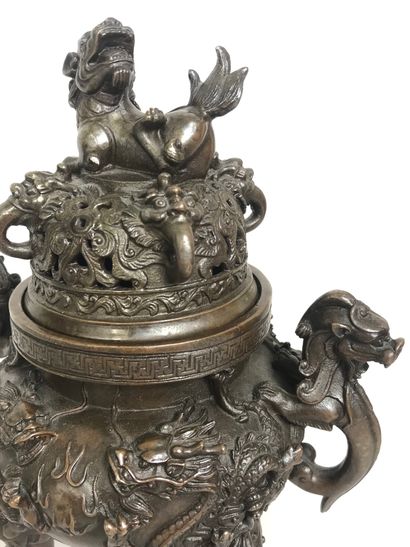 null CHINE, XIXe siècle
Brûle-parfum en bronze. Marque en relief sous la base.
Haut.:...