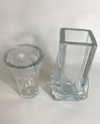 null Ensemble de vases comprenant : 
- DAUM. Vase quadrangulaire en cristal, la base...
