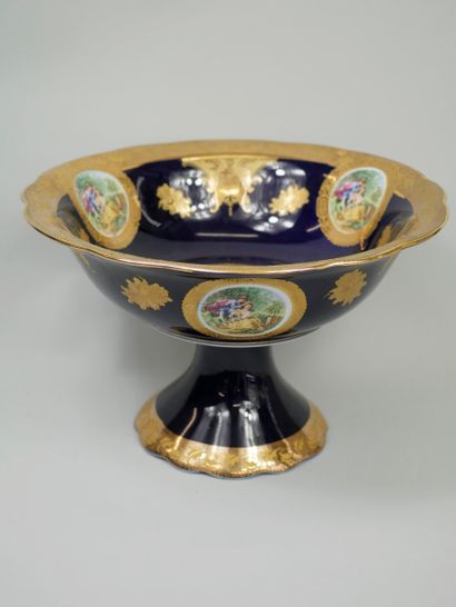 null MANUFACTURE THUN. CZECH REPUBLIC. 
Polychrome enamelled porcelain cup with decoration...
