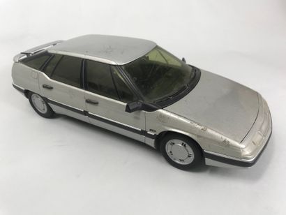 null SOLIDO, France
Citroen XM car, n°8501
Scale 1/18 
Length: 26 cm.
(Some traces...