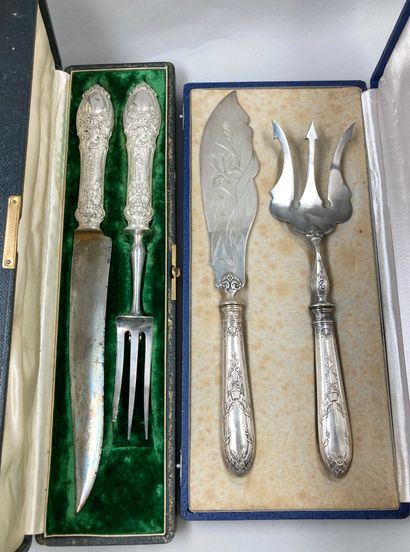 null Lot including :
- a fish serving set, silver handle with garlands and mistletoe...