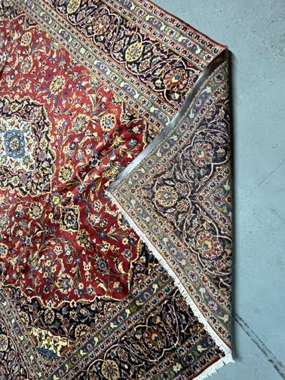 null Important Kachan kork
Iran, Vers 1975
Dimensions : 350 x 256 cm
Tapis en velours...