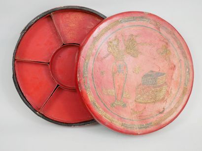 null CHINA XXth. Circular box in red, gold and black lacquered wood decorated with...