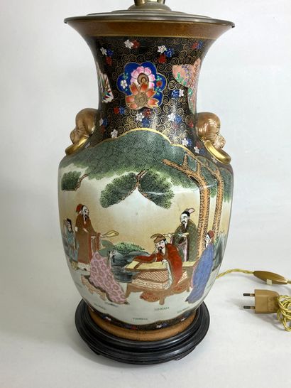 null CHINE, XXème siècle.
Vase monté en lampe à décor de scènes animées de personnages...