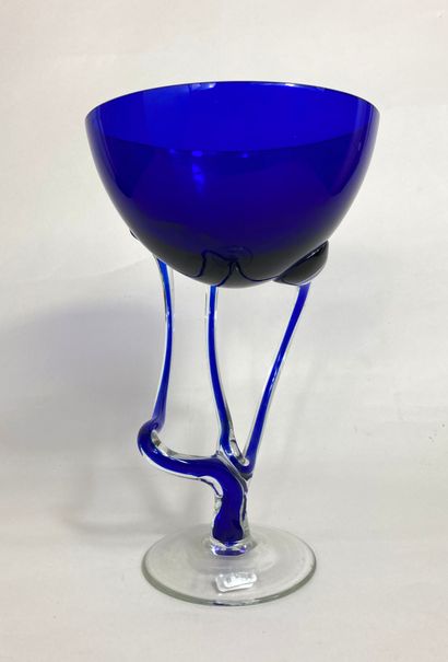 null Large cup on twisted pedestal in translucent and midnight blue glass of Venice.
Circular...
