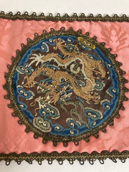 null CHINE, XXè siècle 
Broderie à décor d'un dragon en réserve sur soie rose. 
36...
