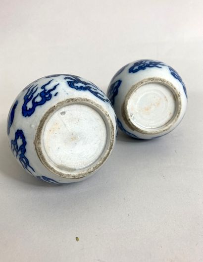 null CHINA, 20th century
Pair of small baluster vases with long necks in blue-white...