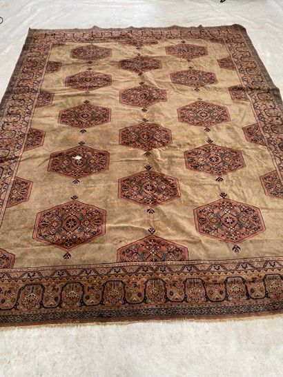 null Grand tapis Sparta (Turquie) vers 1930.
340 x 266 cm
Trou
Champ beige à décor...