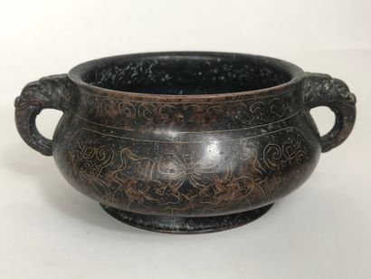 null CHINE, XIXe siècle
Brûle-parfum circulaire en bronze à patine brune à décor...