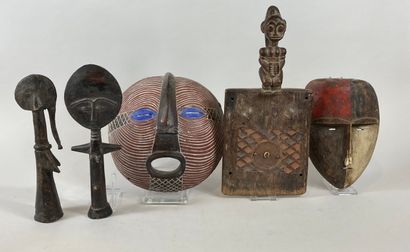 null Lot including: 
- 2 African masks in wood
- 2 African wooden statuettes (one...