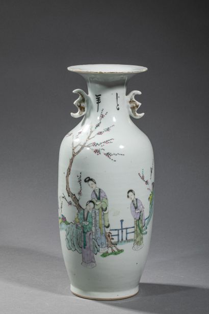CHINE, XXè siècle. 
Vase balustre en porcelaine...