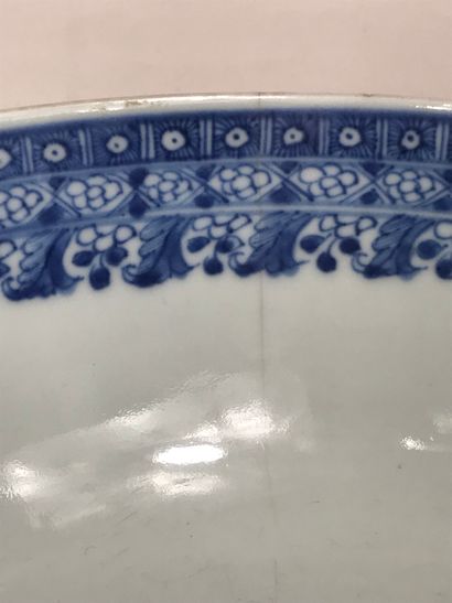 null CHINA, 19th century
Blue-white porcelain bowl decorated with scenes of pagodas....