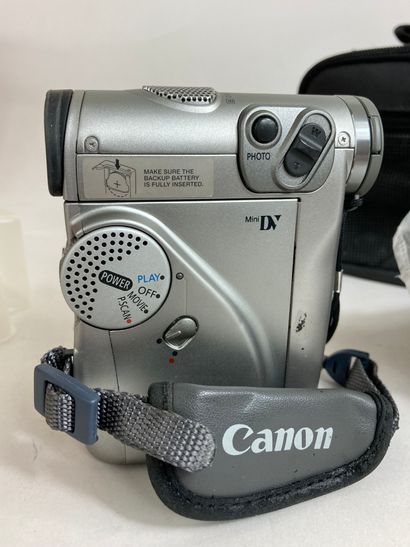null CANON - Camera MV4 
Complète dans sa boite d'origine avec étui souple fourni....