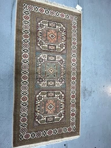 null Cesaree
Turkey, About 1960
Size : 200 x 100 cm
Wool velvet carpet on a cotton...