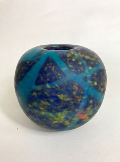 null Ioan NEMTOI (born in 1964)
Vase ball out of polychrome speckled glass, in the...