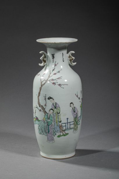 null CHINE, XXè siècle. 
Vase balustre en porcelaine émaillée polychrome à décor...