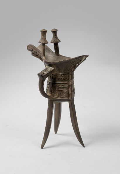 CHINE, XXè siècle 
Verseuse tripode en bronze,...
