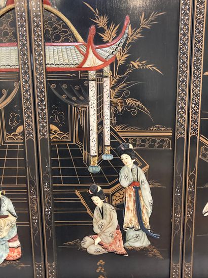 null JAPON, XXème siècle
Lot de quatre panneaux en bois peint et incrustations en...