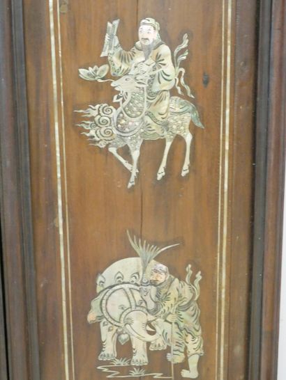 null CHINA, 20th century. 
Suite of three wooden panels inlaid with mother-of-pearl....