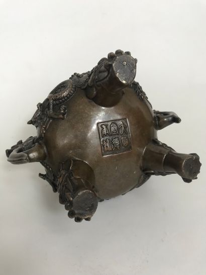 null CHINA, 19th century
Perfume burner in bronze. Mark in relief under the base.
Height:...