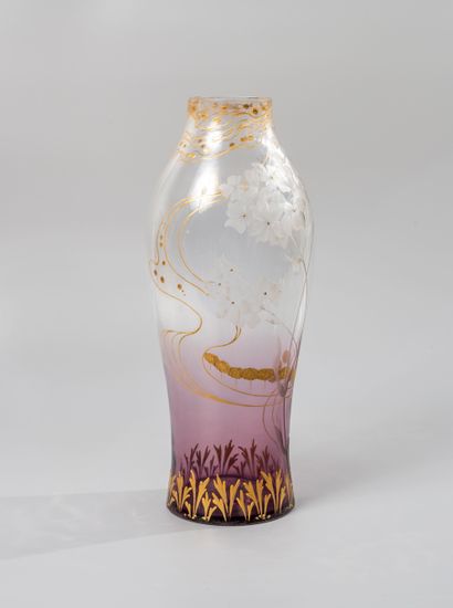 null Vase en verre filé émaillé de motifs d'hortensia et ombelles en or et en transparence.
Epoque...