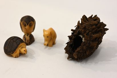 null A seed of Tagua (vegetable ivory of Peru) and animals: 1 owl, 1 turtle, 1 elephant...