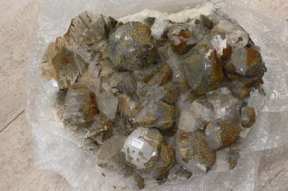 null Important quartz avec pyrite artificielle