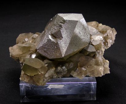 null Smoky quartz "gwindel" from the Mont-Blanc massif of about 10 cm on small crystals...