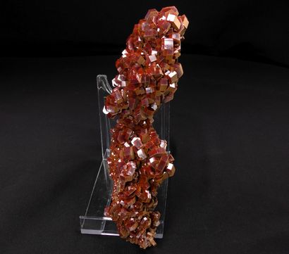 null Grand échantillon de vanadinite rouge de Midelt, Maroc. Cette stalactite de...