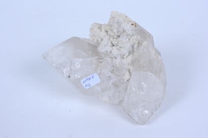 null Gros cristaux de cristal de roche avec un cristal important de tourmaline verte...